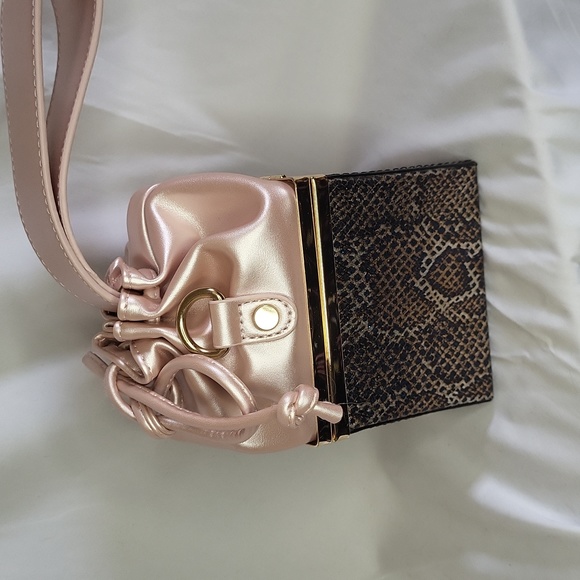 Snakeskin Print Pink cube Clutch purse wrist strap - Picture 9 of 15